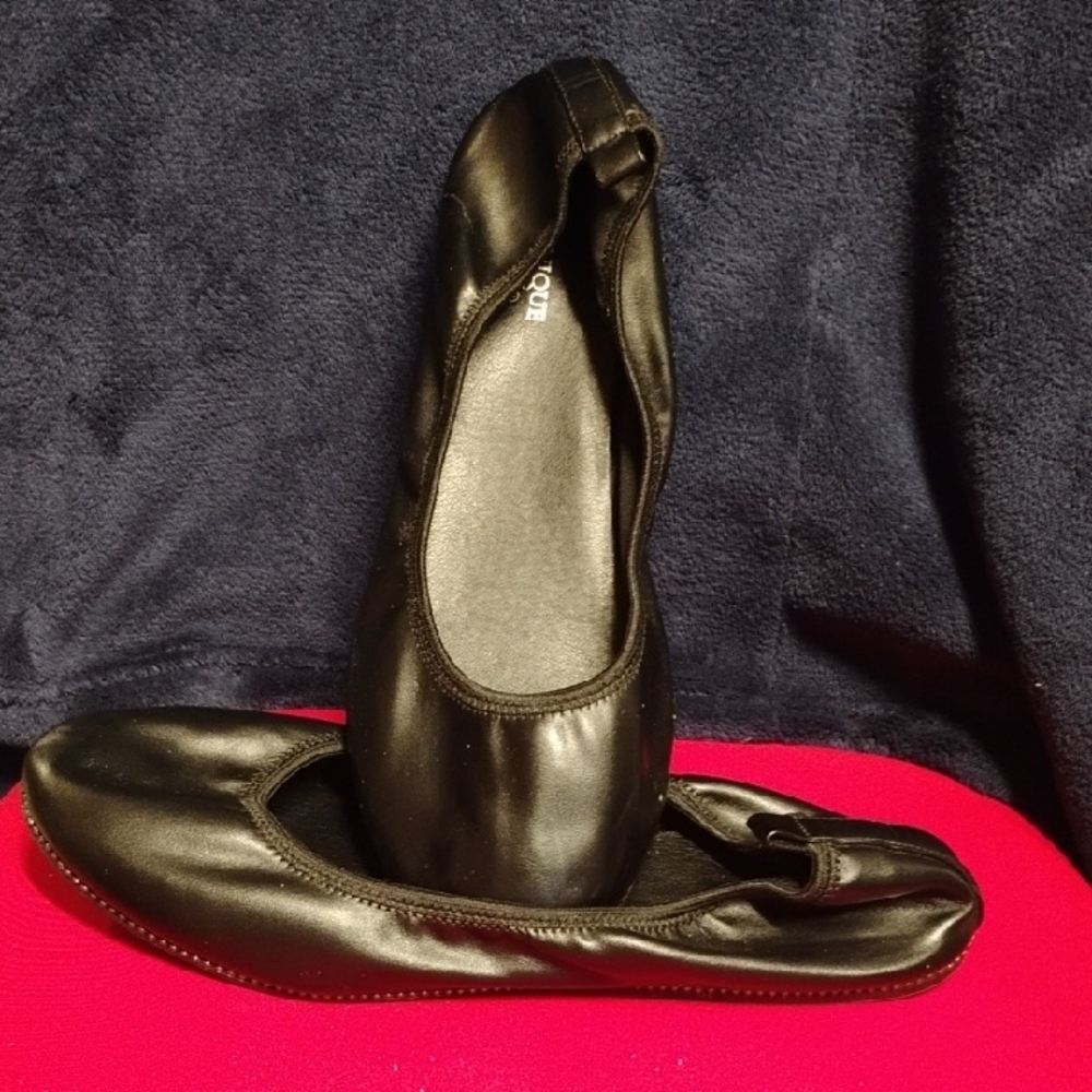 Classic Black Women's Flats - Picture 2 of 7